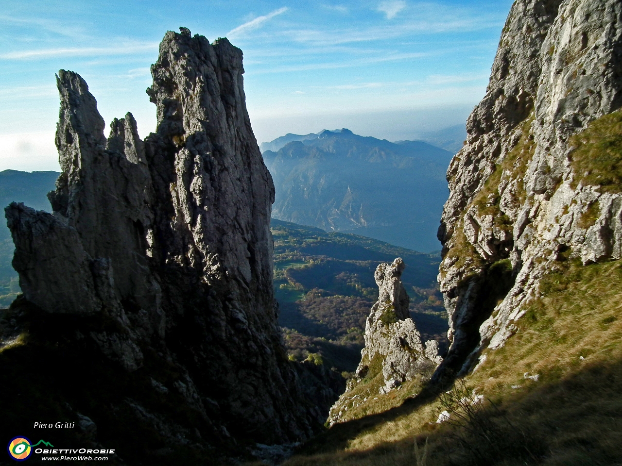 20 Vista tra torrioni verso i Corni di Canzo.JPG